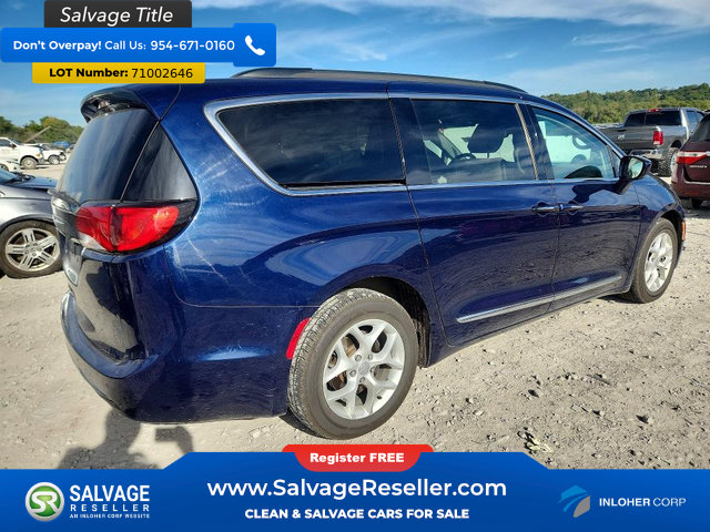 Used 2017 Chrysler Pacifica Touring-L w/ Tire & Wheel Group FWD image 4