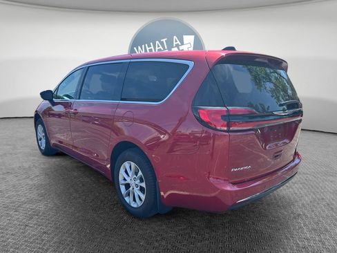Certified 2025 Chrysler Pacifica Select AWD/4WD image 6