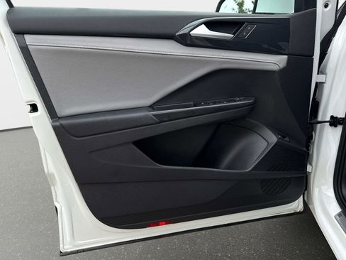 Certified 2022 Volkswagen Taos SEL w/ Panoramic Sunroof Package image 17