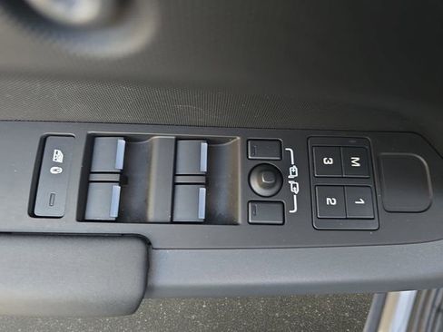 Used 2024 Land Rover Defender 130 X-Dynamic SE image 27