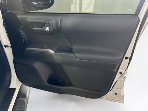 Used 2019 Toyota Tacoma TRD Sport AWD/4WD image 30