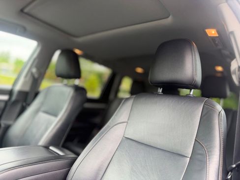 Used 2019 Toyota Highlander XLE AWD/4WD image 16