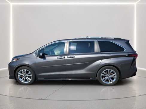 Used 2021 Toyota Sienna Platinum FWD image 2