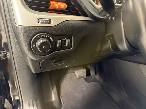 Used 2018 Jeep Cherokee Latitude Plus FWD image 14