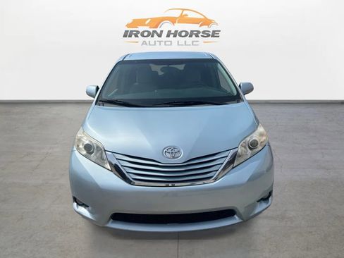 Used 2015 Toyota Sienna LE FWD image 2