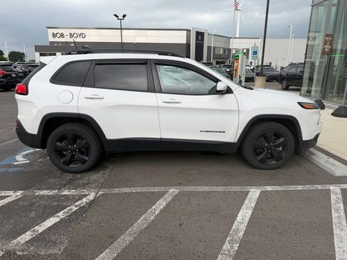 Used 2018 Jeep Cherokee Latitude w/ Altitude Package FWD image 3