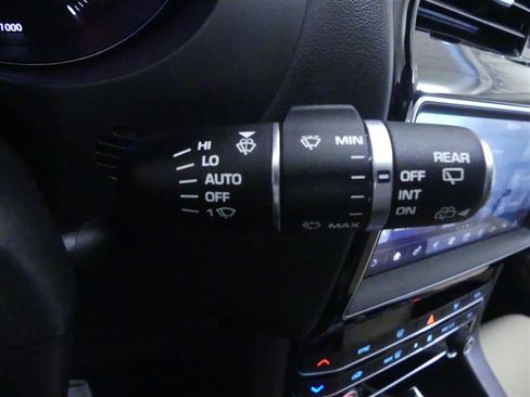 Used 2020 Jaguar F-PACE Premium image 20