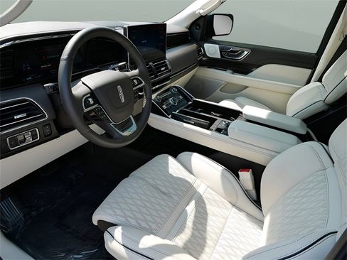 Used 2024 Lincoln Navigator Black Label image 11