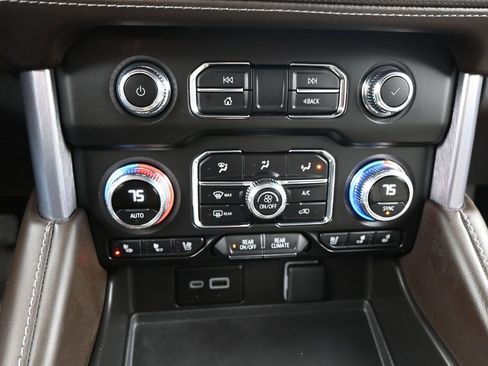 Certified 2024 GMC Yukon SLT w/ SLT Luxury Package image 17