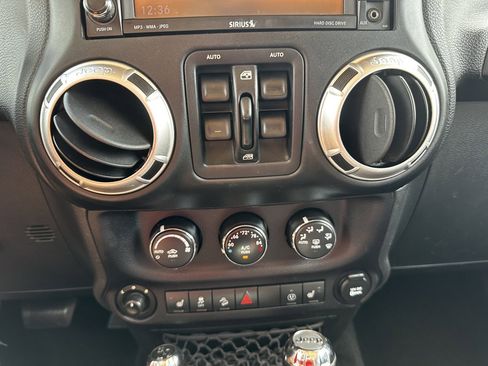 Used 2015 Jeep Wrangler Unlimited Rubicon image 30