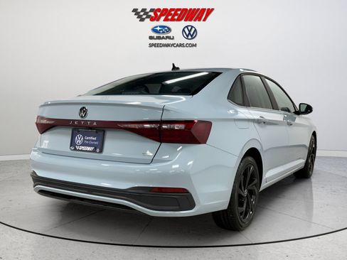 Certified 2025 Volkswagen Jetta SE image 7