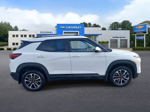 Used 2025 Chevrolet TrailBlazer LT w/ LT Cold Weather Package image 3