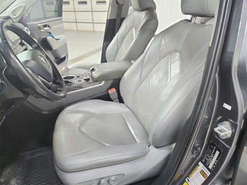 Used 2020 Toyota Highlander Platinum image 19