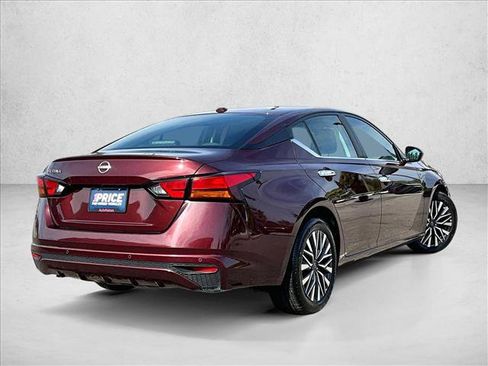 Used 2025 Nissan Altima 2.5 SV FWD image 2