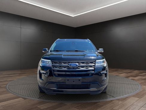 Used 2018 Ford Explorer XLT w/ XLT Appearance Package AWD/4WD image 3
