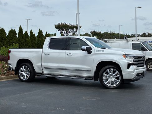 Used 2025 Chevrolet Silverado 1500 High Country w/ High Country Premium Package AWD/4WD image 3