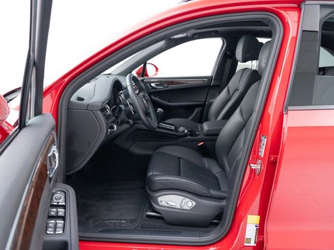 Certified 2025 Porsche Macan image 17