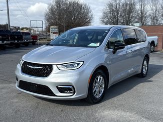 Used 2024 Chrysler Pacifica Touring-L video 2