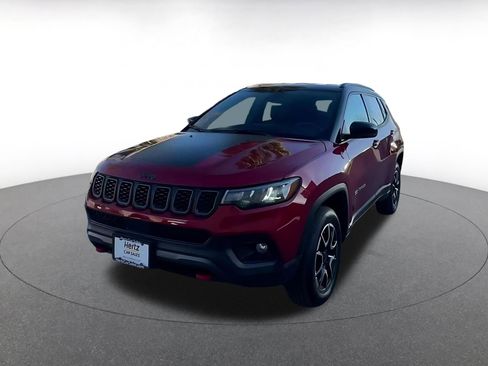 Used 2025 Jeep Compass Trailhawk image 3