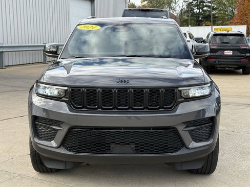 Certified 2024 Jeep Grand Cherokee Altitude image 2