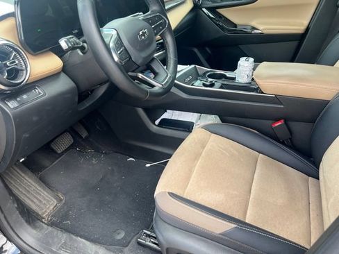 Used 2025 Chevrolet Equinox ACTIV w/ Safety and Technology Package FWD image 7