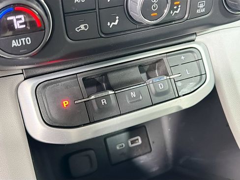 Used 2022 GMC Acadia SLE FWD image 17
