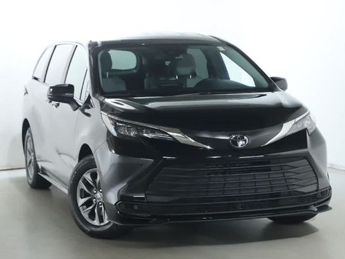 Used 2026 Toyota Sienna LE AWD/4WD image 2