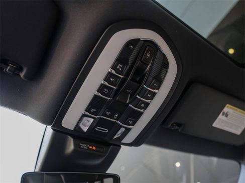 Used 2025 Porsche Macan image 26