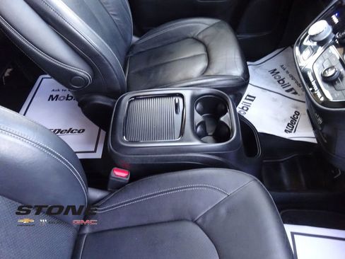 Used 2021 Chrysler Pacifica Touring-L w/ Uconnect Theater Family Group image 18