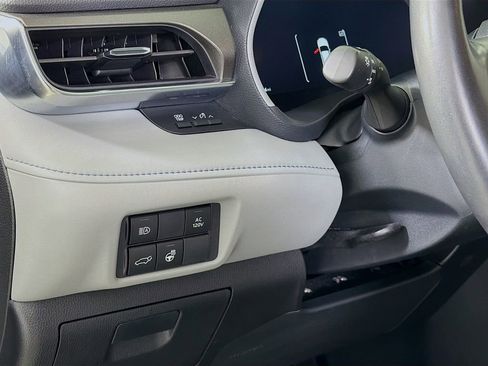 Used 2023 Toyota Highlander Limited image 12