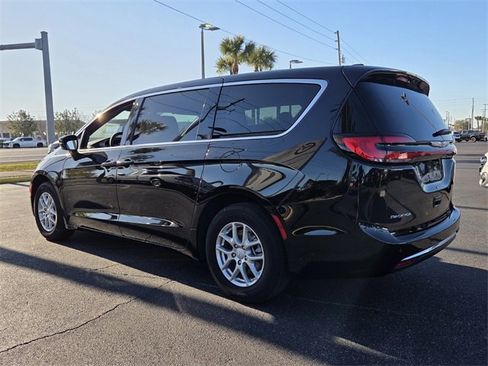 New 2026 Chrysler Pacifica Select image 5