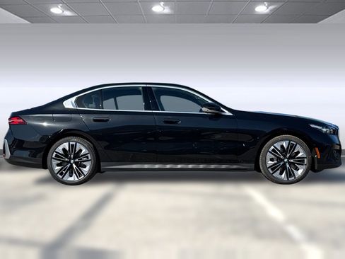 Used 2026 BMW 530i w/ Premium Package RWD image 7