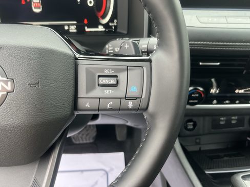 Used 2025 Nissan Rogue SL AWD/4WD image 18