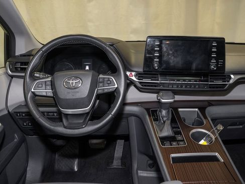 Used 2021 Toyota Sienna XLE image 2