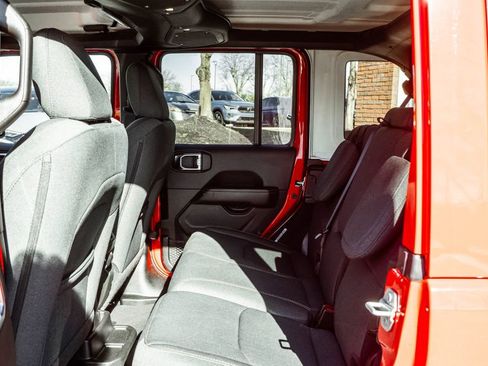 Used 2025 Jeep Wrangler Unlimited Sahara AWD/4WD image 30