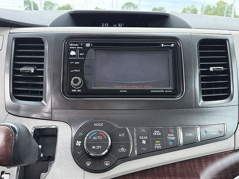 Used 2013 Toyota Sienna XLE w/ Entertainment Pkg FWD image 15