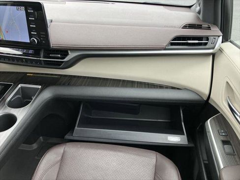 Certified 2024 Toyota Sienna Platinum image 19