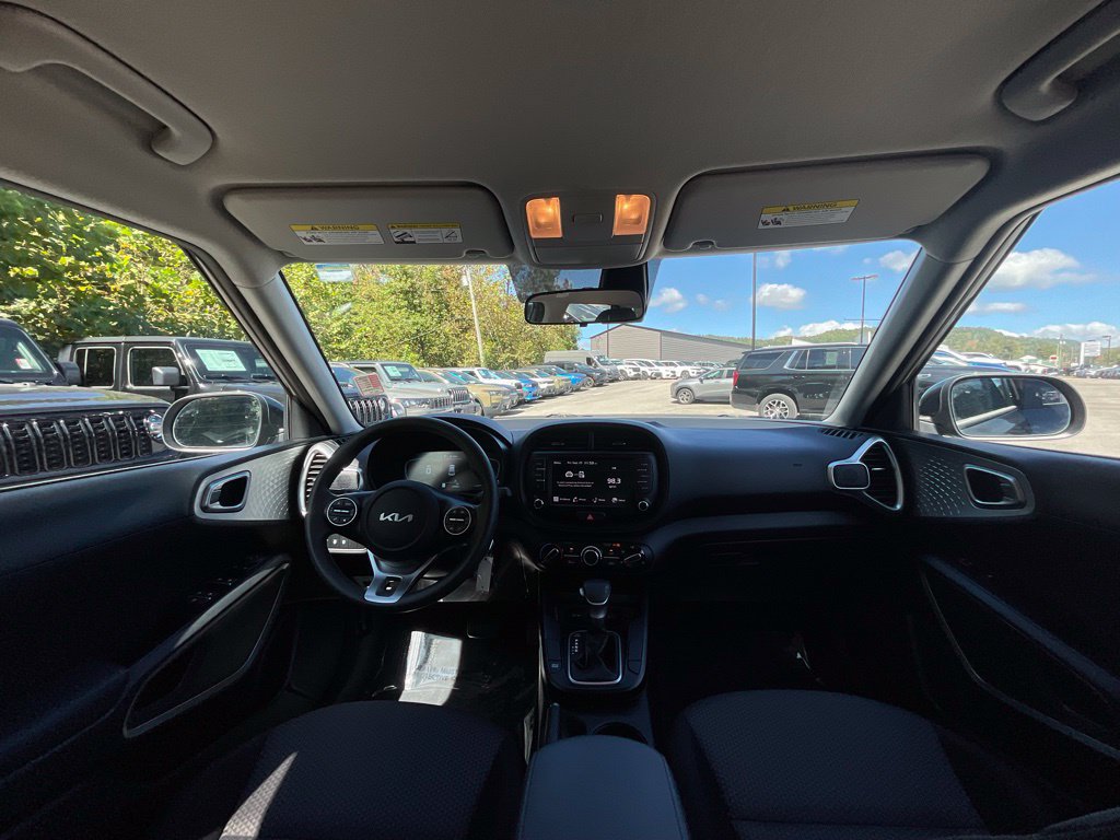 Used 2025 Kia Soul LX w/ LX Technology Package FWD image 15