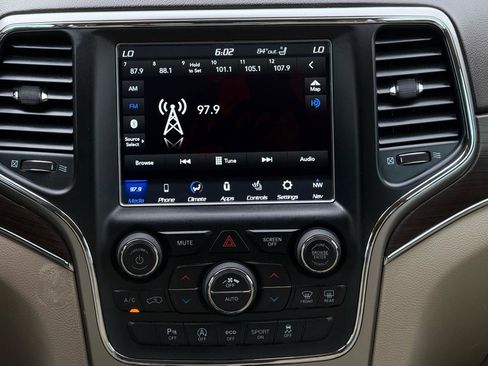 Used 2018 Jeep Grand Cherokee Overland AWD/4WD image 18