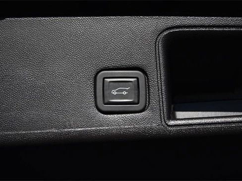 Used 2024 GMC Terrain SLT image 27