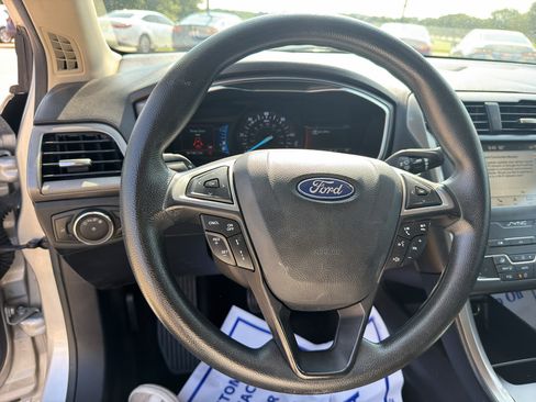 Used 2019 Ford Fusion SE FWD image 11