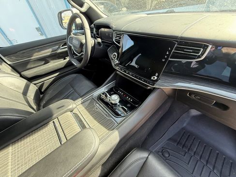 Used 2022 Jeep Wagoneer Series III w/ Premium Group I image 3