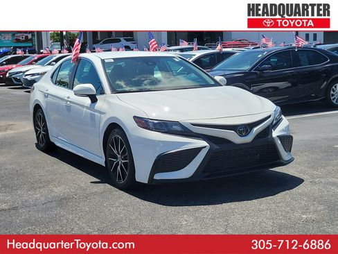 Used 2022 Toyota Camry SE FWD image 1