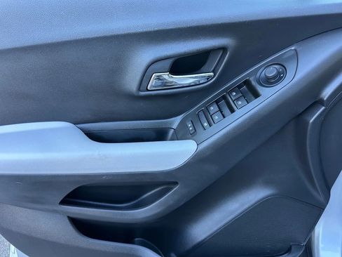 Used 2022 Chevrolet Trax LS w/ Tint and Cruise Package image 17