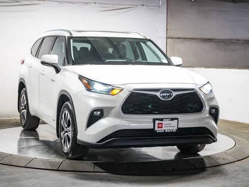 Certified 2021 Toyota Highlander XLE image 3
