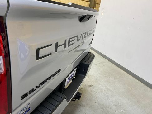 Used 2022 Chevrolet Silverado 1500 Custom w/ LPO, Dark Essentials Package AWD/4WD image 17