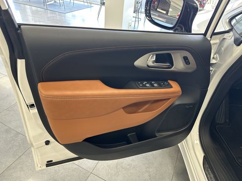 New 2026 Chrysler Pacifica Pinnacle FWD image 12