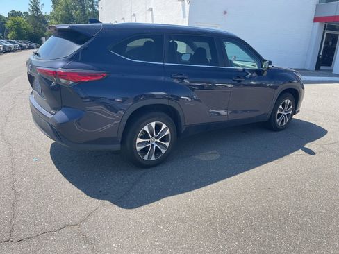 Used 2023 Toyota Highlander XLE FWD image 4