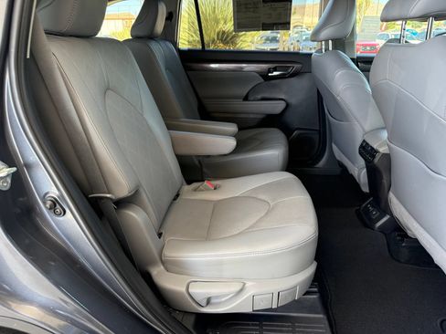 Used 2021 Toyota Highlander Platinum FWD image 40