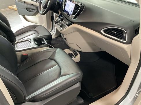 Used 2024 Chrysler Pacifica Touring-L image 20